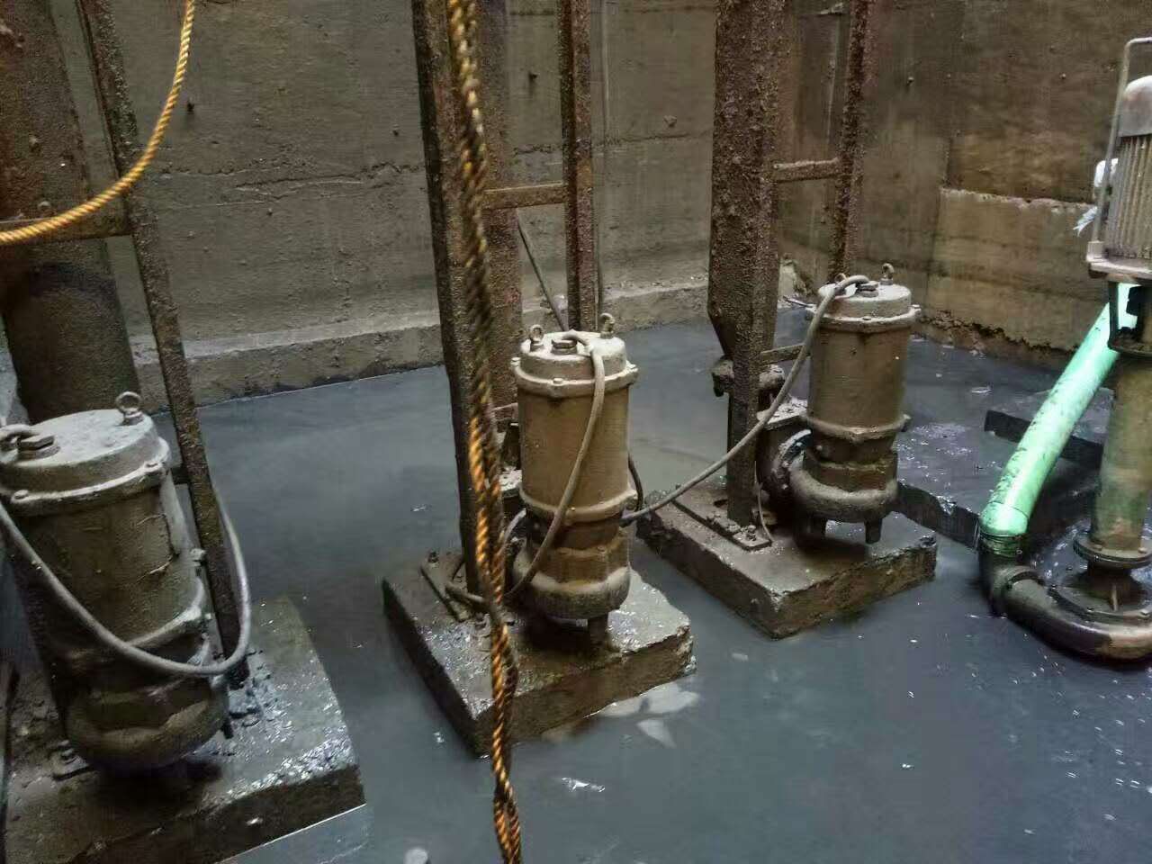 南丰镇污水池清理