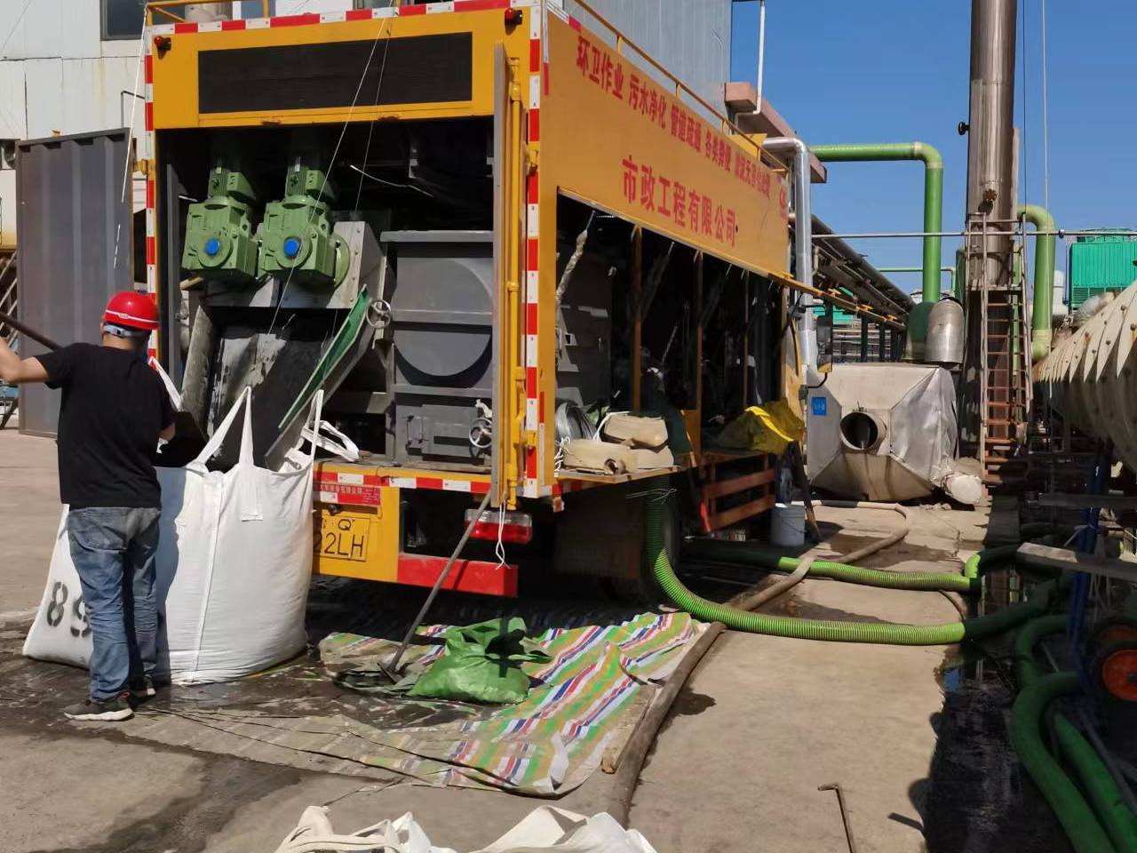 南丰镇淤泥压干处理