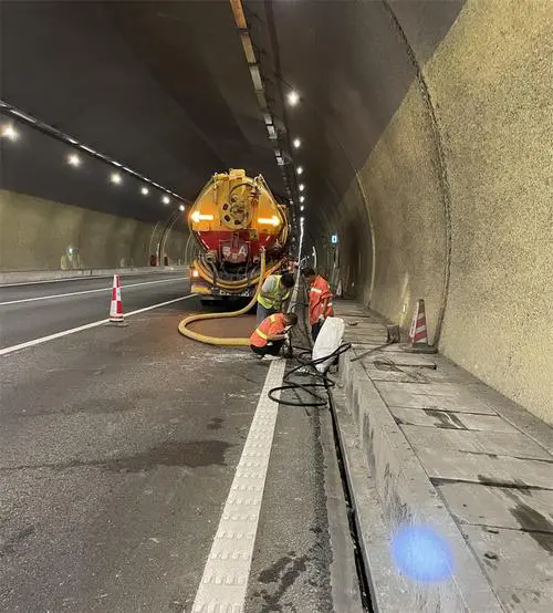 南丰镇隧道排水渠清淤